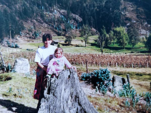 A young food for the poor employee with her cousin in the Colombian countryside 
